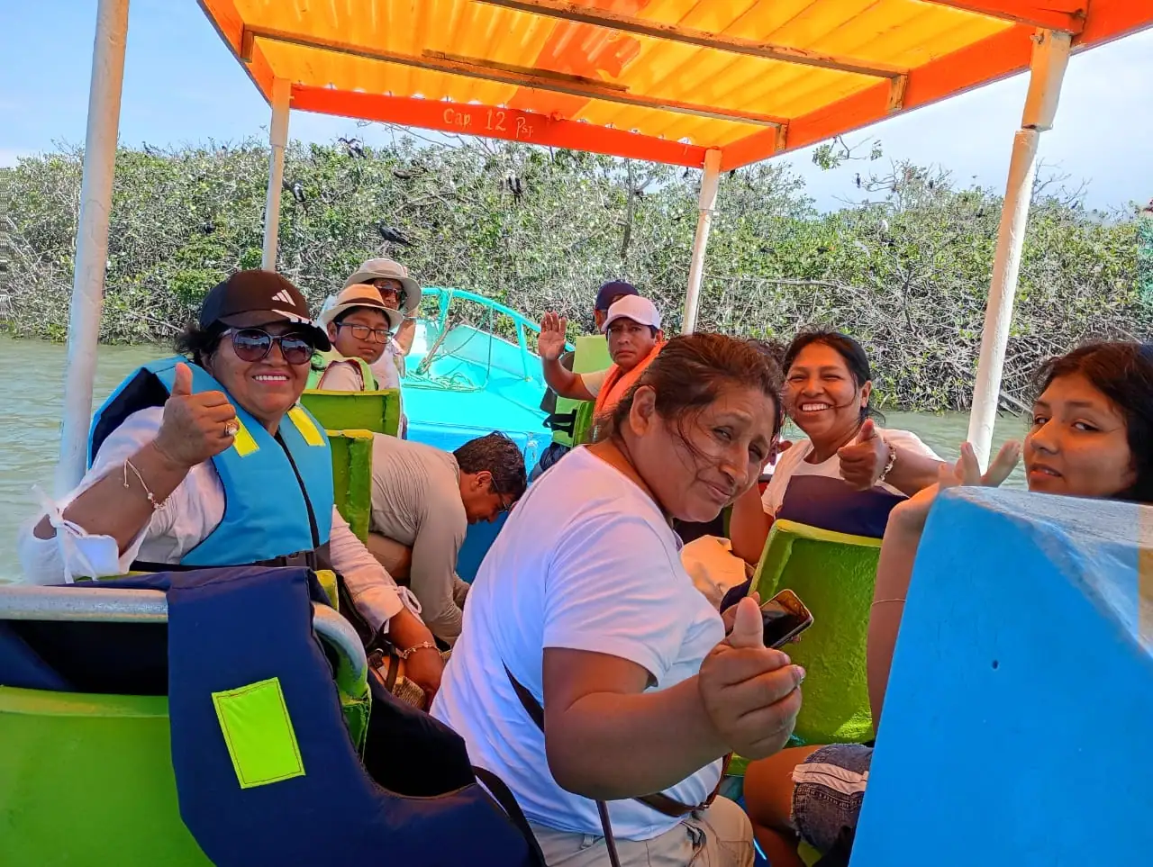 Turistas listos para un paseo por los manglares de Puerto Pizarro